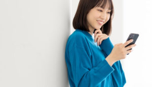 インターネットをする女性